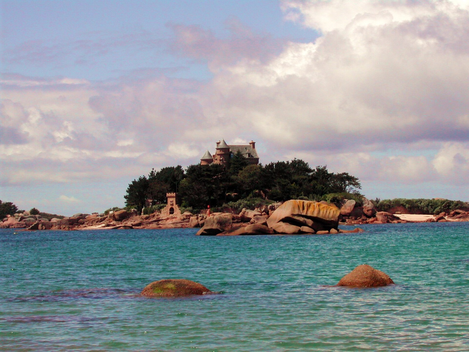 Château de Costaérès sur la Côte de Granit rose en Bretagne