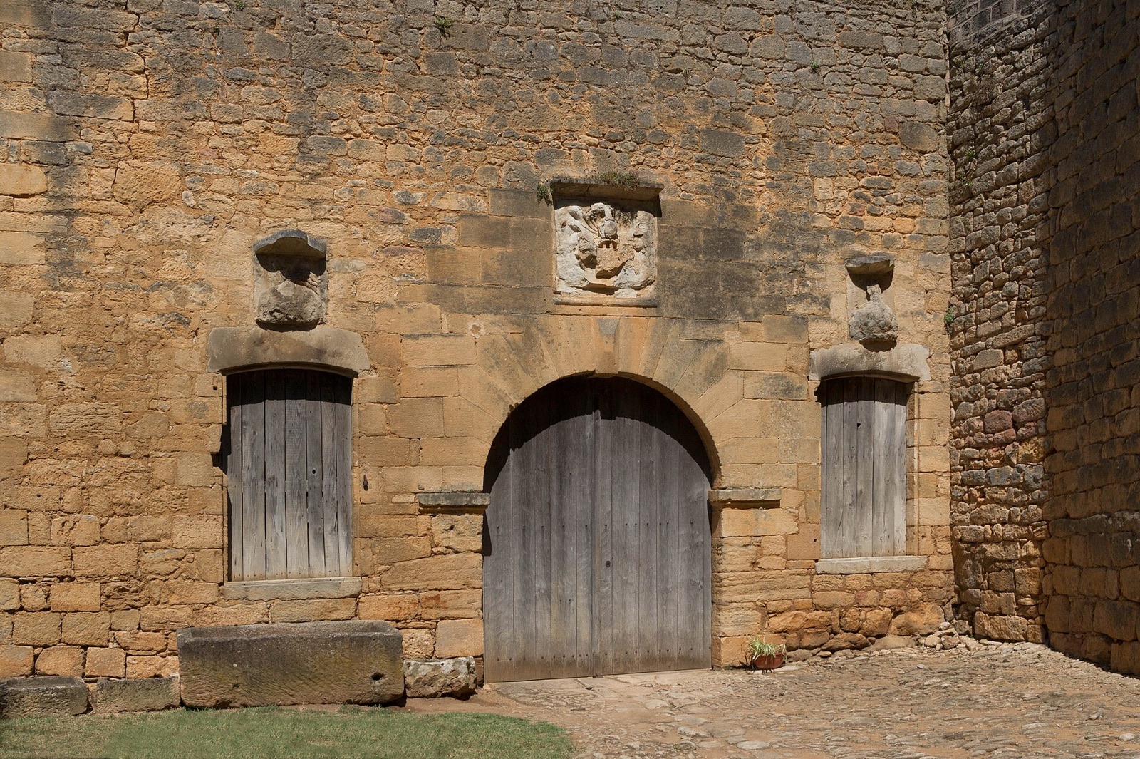 Cour en pierre du château de Beynac en Dordogne