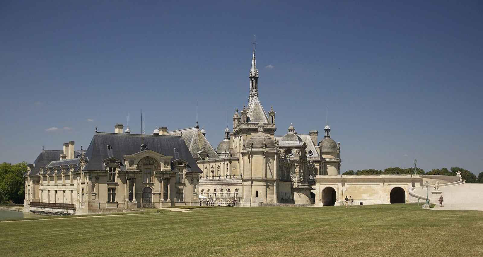 Château de Chantilly et sa terrasse dans l’Oise